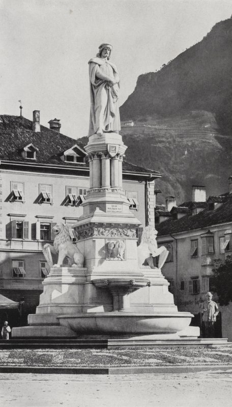Denkmal Walthers von der Vogelweide in Bozen (zwart-wit foto) door European Photographer