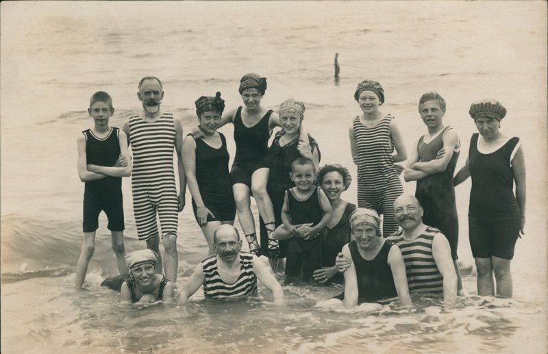 Groep mensen aan zee (z/w foto) door European Photographer