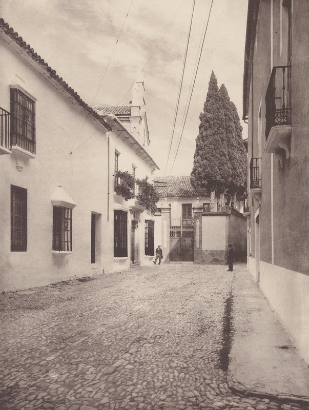 Pres huizen in Calle de Gameros, Ronda (z/w foto) door European Photographer