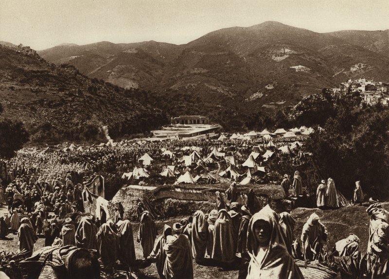 Moulay-Idris, Pelgrimskamp door European Photographer