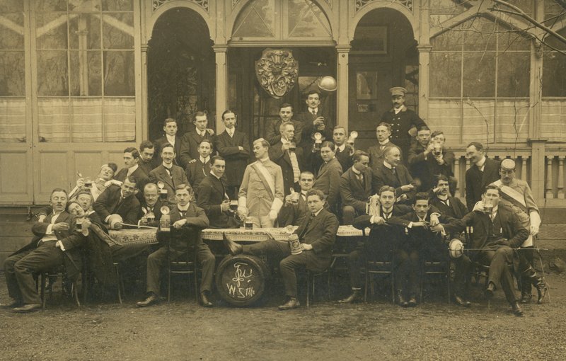 Portret van een groep mannen, mogelijk een schermclub door European Photographer