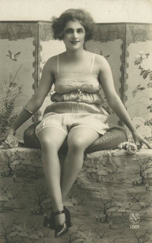 Portret van een zittende vrouw in haar ondergoed door European Photographer