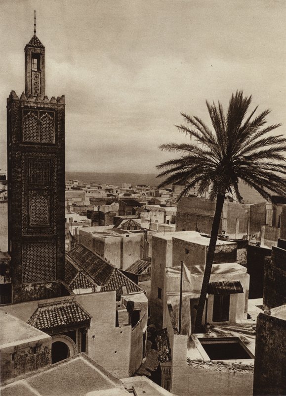 Tanger, Uitzicht op de stad met de Aissaula Moskee door European Photographer