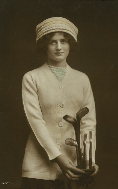 Jonge vrouw met golfclubs (gekleurde foto) door European Photographer
