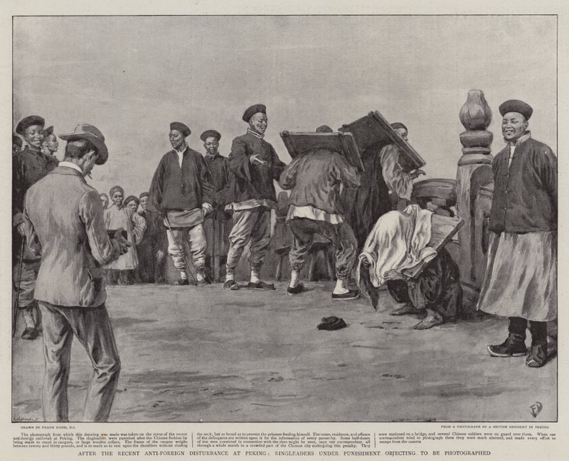 Na de recente anti-buitenlandse verstoring in Peking, leiders onder straf die bezwaar maken tegen het fotograferen door Frank Dadd