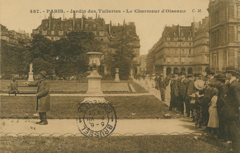 Vogelcharmeur in de Jardin des Tuileries, Parijs door French Photographer