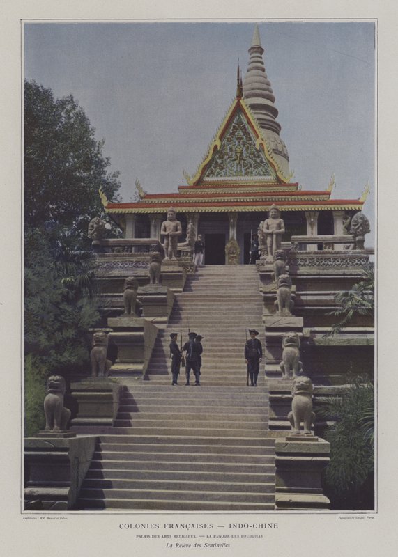Wisseling van de wacht bij de boeddhistische tempel in de Indo-China sectie van de Exposition Universelle 1900, Parijs door French Photographer