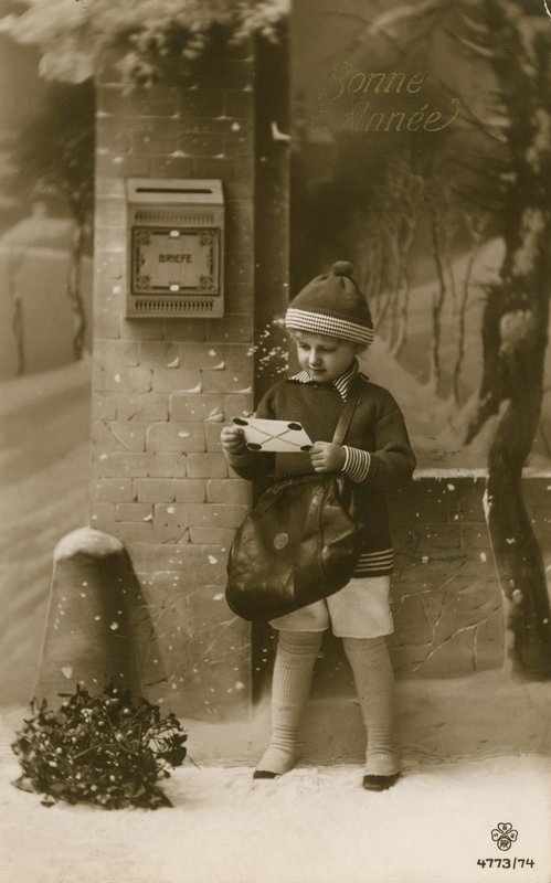 Kind op het punt een brief te posten door French Photographer