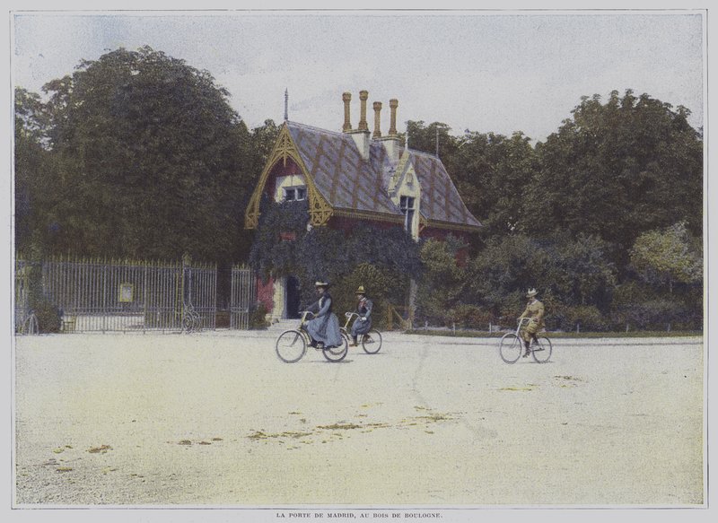 Fietsers rijden langs de Porte de Madrid in het Bois de Boulogne, Parijs door French Photographer