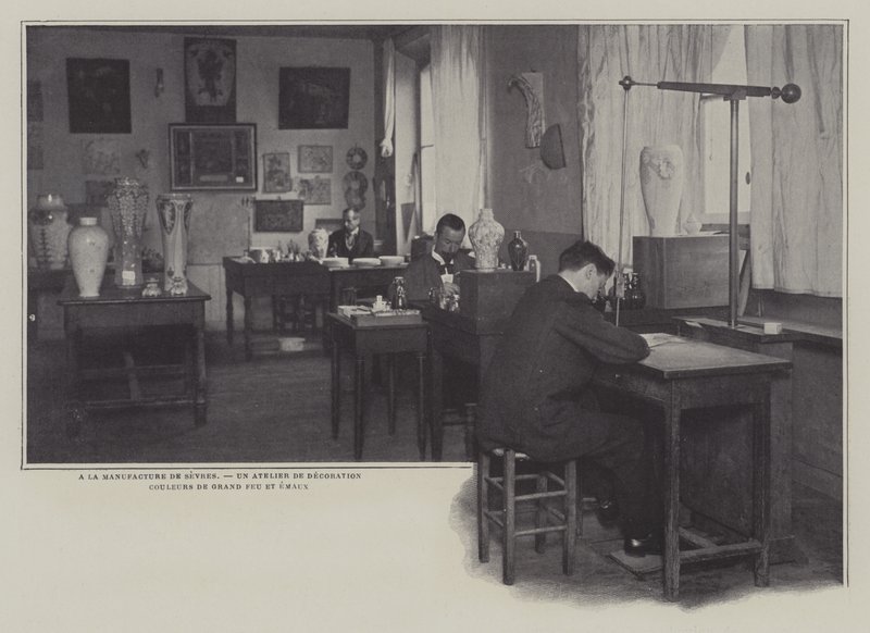 Decoratiewerkplaats in de Sevres porseleinfabriek, Frankrijk door French Photographer