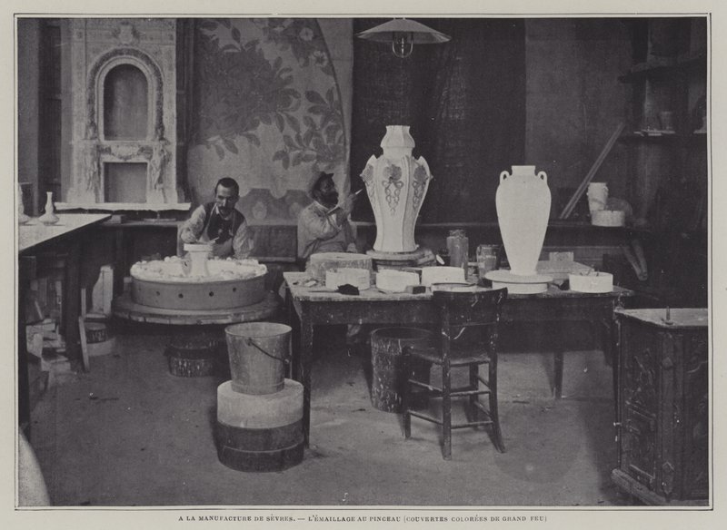 Emailleren met de kwast in de Sevres porseleinfabriek, Frankrijk door French Photographer