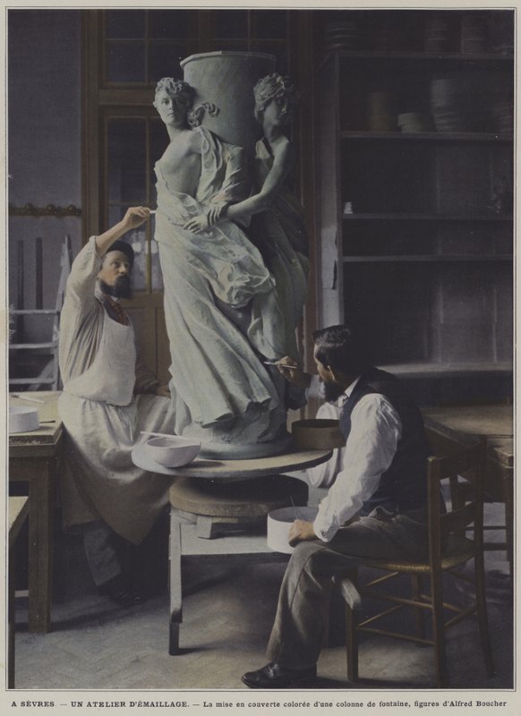 Emailleerwerkplaats in de Sevres porseleinfabriek, Frankrijk door French Photographer