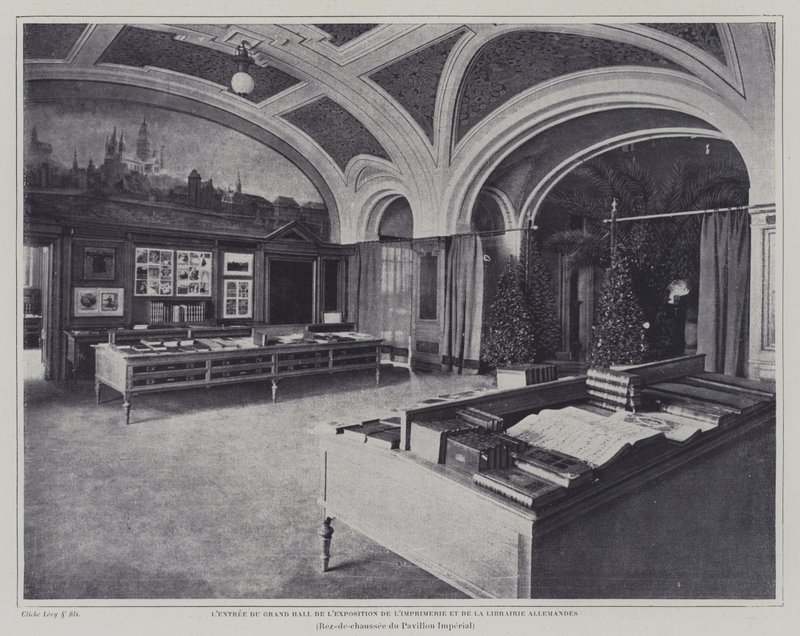 Ingang van de grote hal van de tentoonstelling van drukwerk en boeken in het Duitse paviljoen op de Exposition Universelle 1900, Parijs (zwart-wit foto) door French Photographer