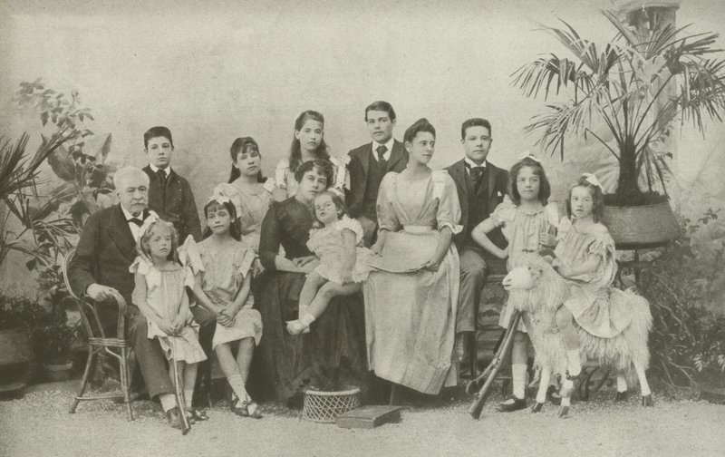 Ferdinand De Lesseps, met zijn vrouw en kinderen door French Photographer