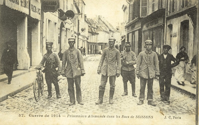 Duitse gevangenen op de straten van Soissons, Frankrijk, Eerste Wereldoorlog door French Photographer