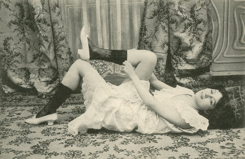 Meisje trekt haar sokken op door French Photographer