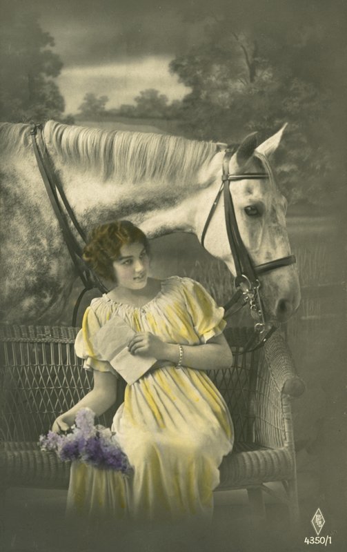Meisje zittend op bank met wit paard achter door French Photographer