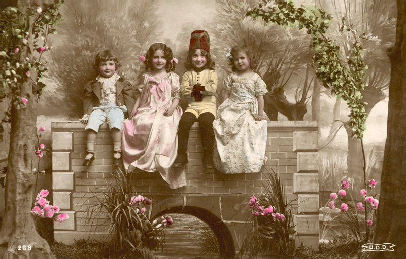 Meisjes en jongens zittend op de rand van een brug door French Photographer