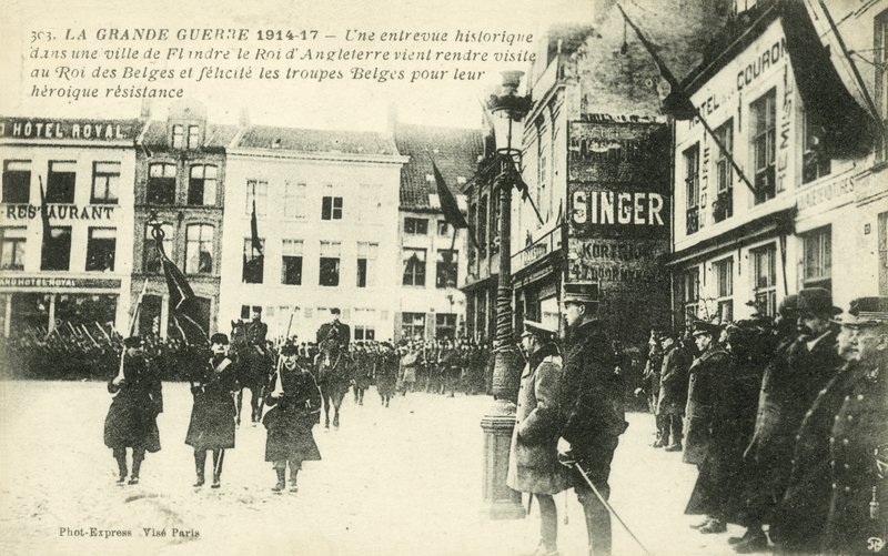 Koning George V en Koning Albert I bezoeken een dorp in Vlaanderen door French Photographer