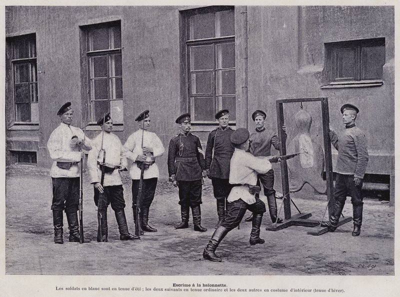 Het Russische Leger: Bajonetvechten (zwart-wit foto) door French Photographer