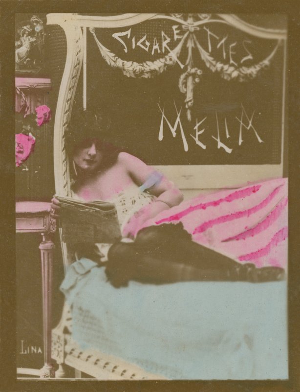 Lina, meisje op bed lezend krant door French Photographer
