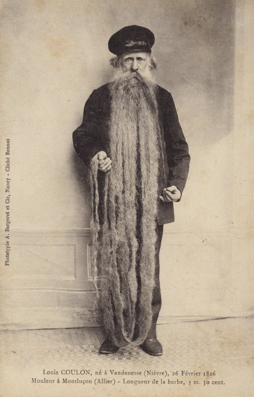 Man met extreem lange baard door French Photographer