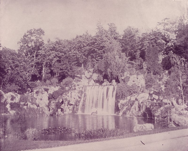 Parijs: Grote waterval in het Bois de Boulogne (zw/w foto) door French Photographer
