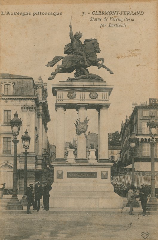 Pittoresk Auvergne - standbeeld van Vercingetorix door Bartholdi in Clermont-Ferrand door French Photographer