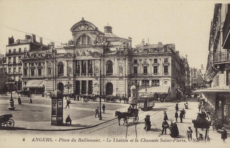 Place du Ralliement, het theater en de Chaussee Saint-Pierre, Angers, Frankrijk door French Photographer