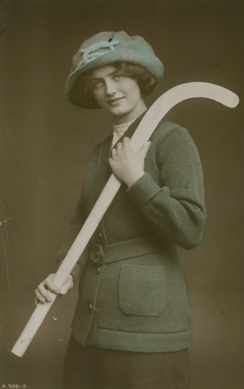 Jonge vrouw met een hockeystick over haar schouder door French Photographer