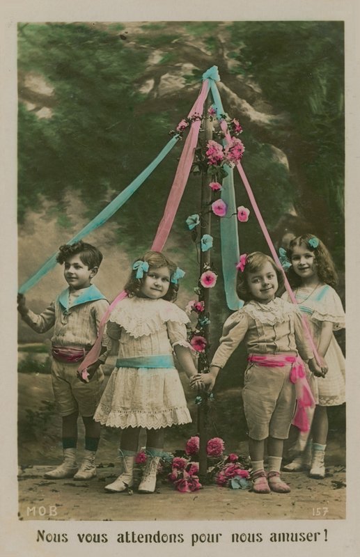 Ansichtkaart van kinderen rond een meiboom, verzonden in 1913 door French Photographer