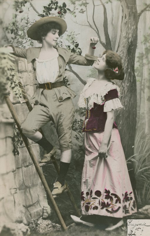 Ansichtkaart met twee meisjes verkleed met kersen, verzonden in 1913 door French Photographer