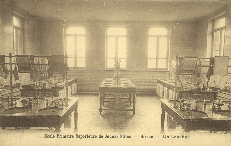 Basisschool wasruimte, Hirson door French Photographer