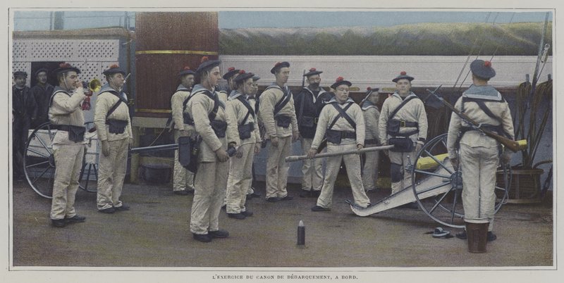 Matrozen voeren een oefening uit met een landingskanon aan boord van een schip door French Photographer