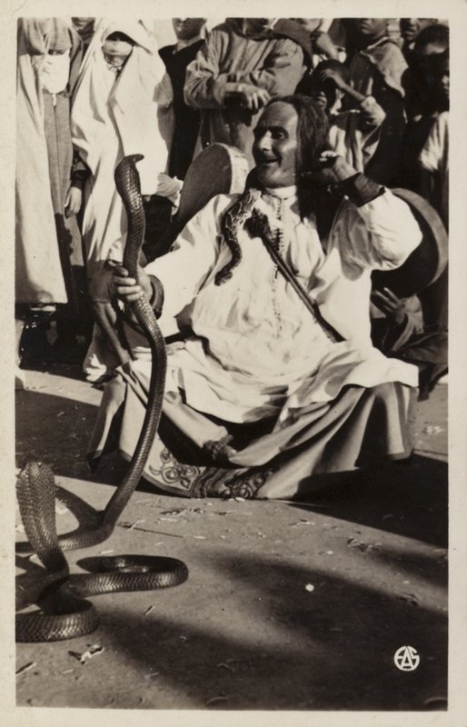 Scènes van Noord-Afrika: Slangenbezweerder in de souks door French Photographer