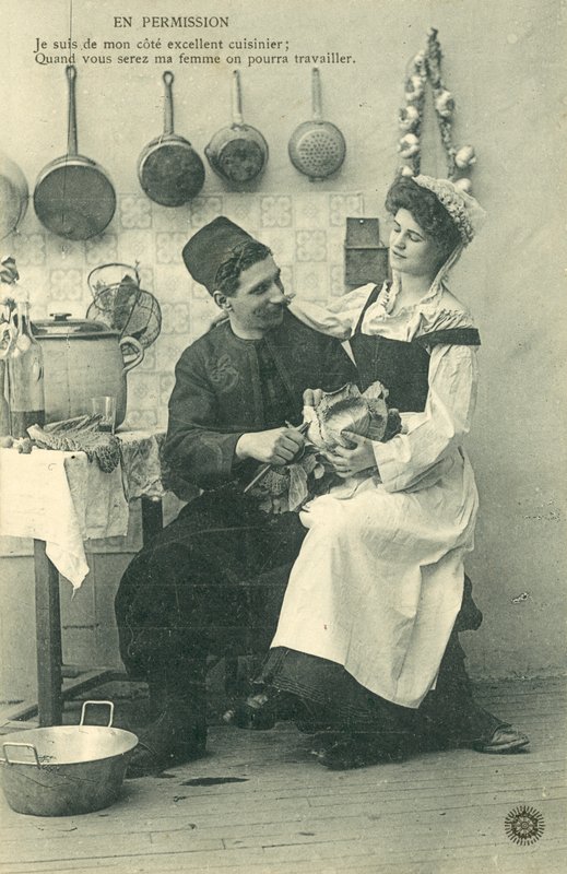 Dienstmeisje zit op de knie van een man in de keuken door French Photographer