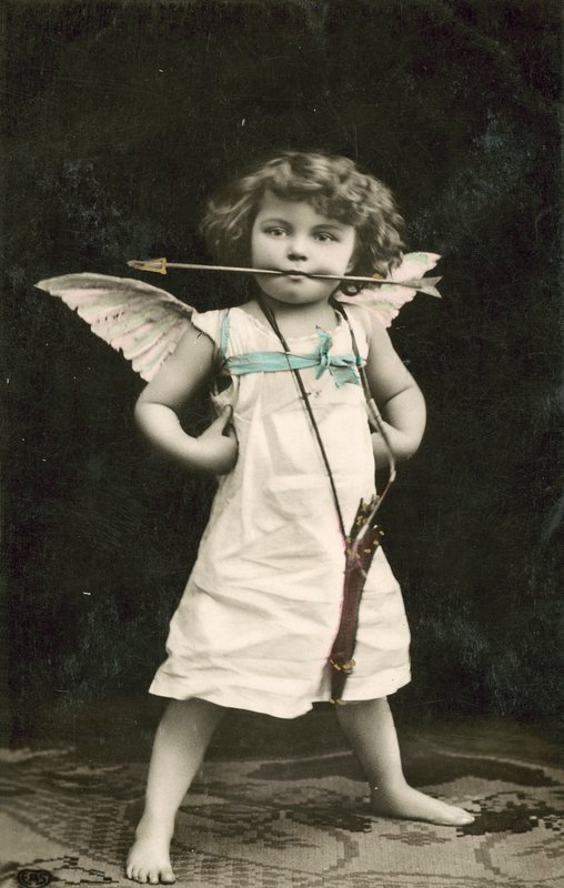 Kleine jongen, verkleed als Cupido, met een pijl in zijn mond door French Photographer