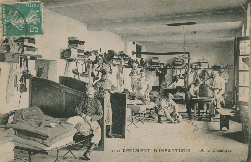 Soldaten van het Franse 121e Infanterieregiment in hun kazerne door French Photographer