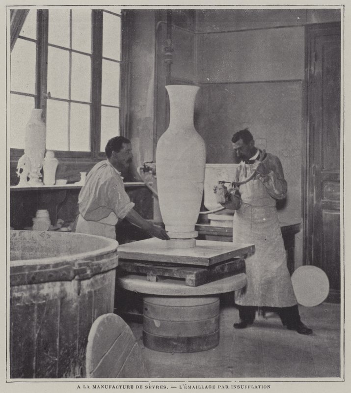 Spuitemaille van een vaas in de Sevres porseleinfabriek, Frankrijk door French Photographer
