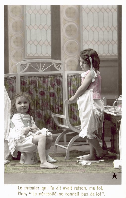 Twee meisjes in de crèche, een zittend op het potje door French Photographer