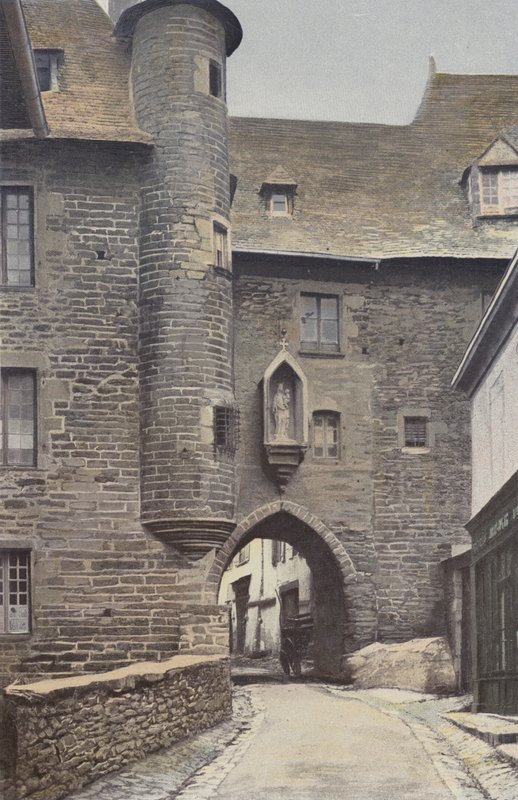 Uzerche, Oude stadspoort, ingangszijde door French Photographer
