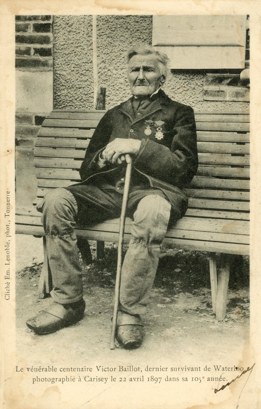 Victor Baillot, de laatste overlevende van de Slag bij Waterloo, gefotografeerd in Carisey op 22 april? door French Photographer