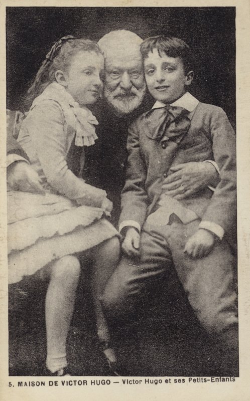 Victor Hugo (1802-1885), Franse dichter, romanschrijver en toneelschrijver, met zijn kleinkinderen door French Photographer