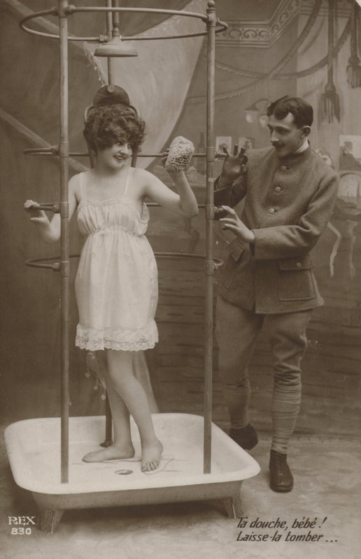 Vrouw in een douche met een soldaat door French Photographer