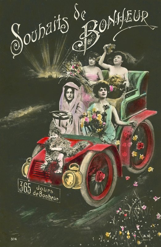 Vrouwen die bloemen gooien vanuit een auto door French Photographer