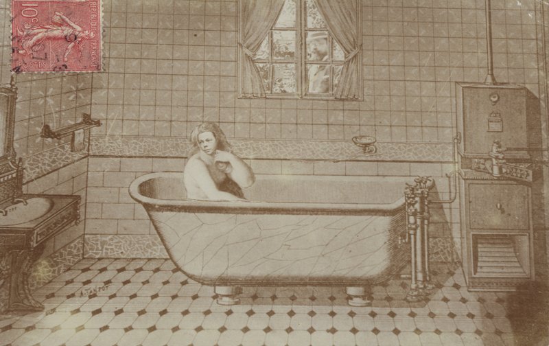 Een vrouw in bad in een badkamer door French School