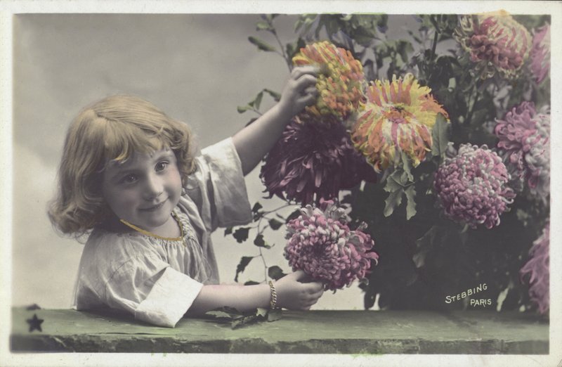 Klein meisje met bloemen door French School