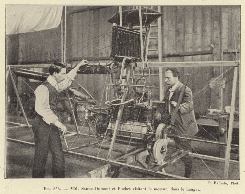 Santos-Dumont en Buchet bezoeken de motor in de hangar (gravure) door French School