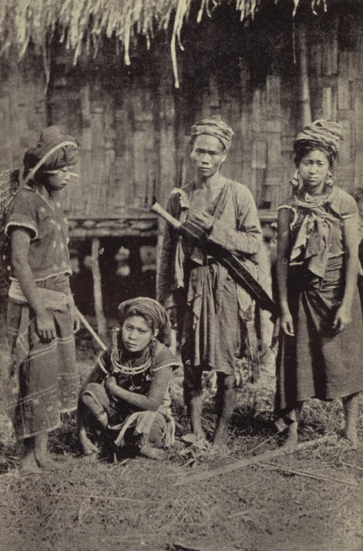 Birma: Een Kachin-man met de karakteristieke dah, en drie vrouwen door Georges Bertin Scott