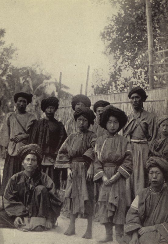 Birma: Een Groep Lihsaw Mannen en Vrouwen door Georges Bertin Scott